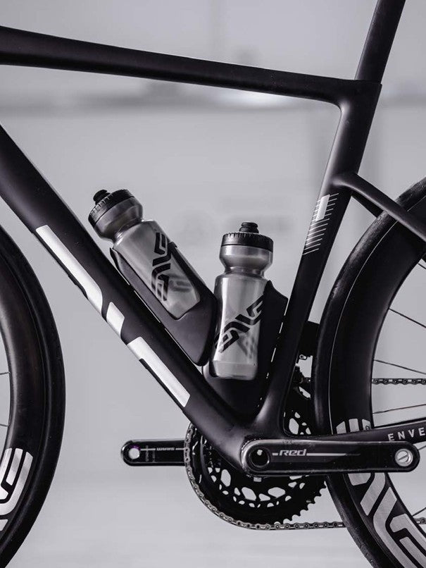 MELEE V2に取り付けたSES AERO CARBON BOTTLE CAGEと丸型ボトル